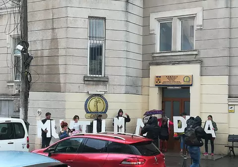 "Mulțumim DNA", mesajul afișat de #Rezist în fața sediului Direcției Naționale Anticorupție (FOTO & VIDEO)