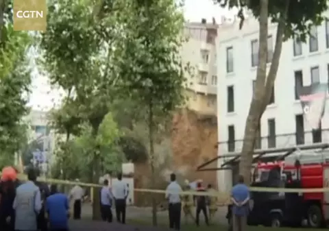 O clădire s-a prăbușit în Istanbul din cauza ploii. Imagini șocante în centrul orașului / VIDEO