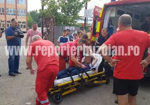 O fetiță a rămas cu mâna blocată în gardul unei școli din Buzău. Pompierii au reușit să-i salveze brațul