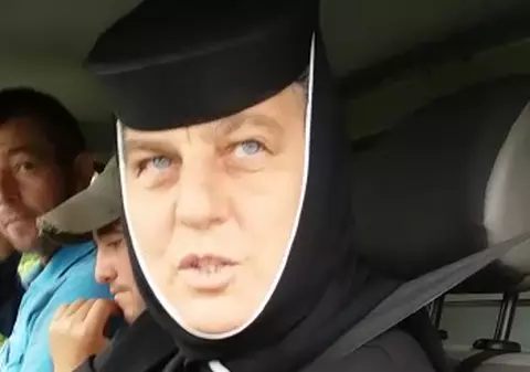O măicuță de la Mânăstirea Ghighiu a aruncat câini băgați în saci pe un câmp. Gestul revoltător a fost filmat / VIDEO