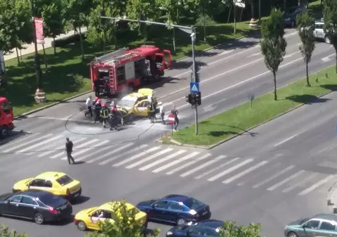 Un taxi a luat foc în dreptul Bibliotecii Naționale din București. Flăcările au distrus mașina