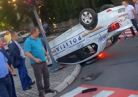 O mașină de Poliție s-a răsturnat în fața secției, în Baia Mare. Agentul a trecut pe roșu și a făcut accident