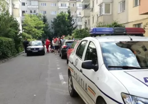 O tânără s-a aruncat de la etajul al patrulea al unui bloc din Bistrița. A supraviețuit ca prin minune