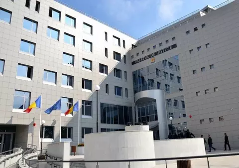 Un bărbat din Iași și soția lui, condamnați la închisoare pentru că au bătut o colegă de-a femeii