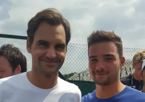 GALERIE FOTO / Cine este românul care s-a fotografiat cu Roger Federer la Wimbledon. Născut în Constanța, la fel ca Simona Halep