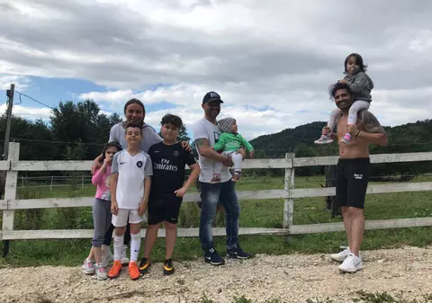 Pepe s-a dus cu nepoții la munte. Familia mai presus de orice!