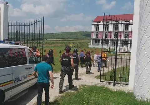 Percheziție în locuința bărbatului care a tras cu pistolul în Craiova. Individul e căutat de polițiști