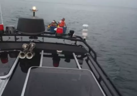 Pescari aflați pe o barcă în derivă, în dreptul Portului Agigea. Nu se mai pot întoarce la mal / VIDEO