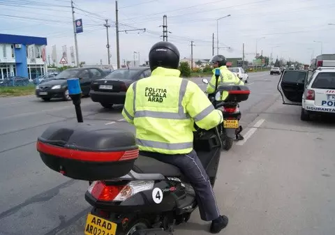 Un polițist local a fost călcat pe picior de un șofer, la Arad. Voia să-i dea amendă pentru parcare neregulamentară