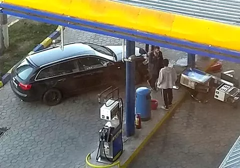 Un șofer din Iași a reușit performanța să dărâme o pompă de benzină. La un pas de tragedie într-o stație peco
