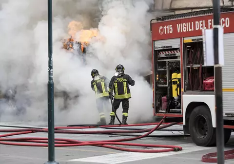 Româncă moartă într-un incendiu în Italia. Alte șase persoane au fost rănite