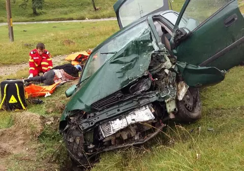 Accident cu patru victime pe DN 1A. Un autoturism a lovit un tir/ FOTO