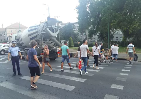 Protest eșuat pe zebră, în centrul Timișoarei. S-a lăsat cu înjurături ca la ușa cortului/ FOTO