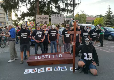 FOTO/ Protest funebru pentru justiţie, la Braşov. Mai mulţi tineri au venit cu sicriu, cruce şi măşti de Halloween pe feţe