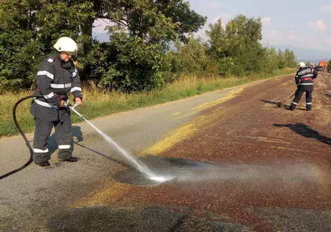 VIDEO&FOTO/ Accident pe DN 57, în Caraș-Severin. Două mașini s-au ciocnit din cauza rapiței scurse dintr-un camion pe șosea