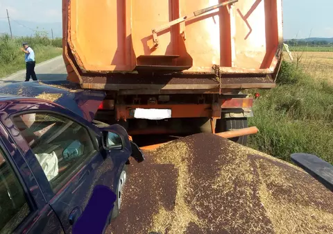 Accident pe DN 57, în Caraș-Severin. Două mașini s-au ciocnit din cauza rapiței scurse dintr-un camion