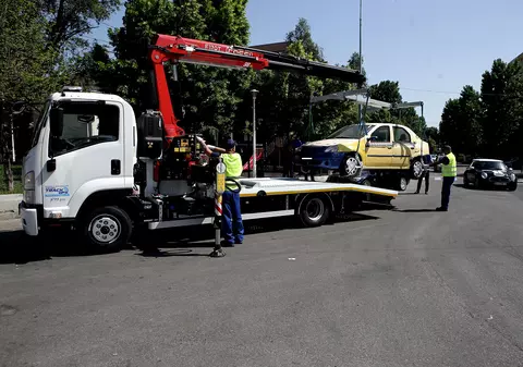 223 de mașini ridicate în sectorul 3 din Capitală, în prima lună de când au revenit “hingherii auto”