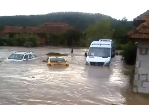 FOTO&VIDEO/ Un sat a fost acoperit de ape în Arad și mai mulți oameni au fost evacuați. Prăpăd, după inundațiile de marți seară