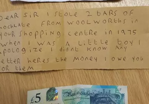 Gestul unui bărbat care a furat două ciocolate, acum 43 de ani, s-a viralizat. Ce a trimis magazinului