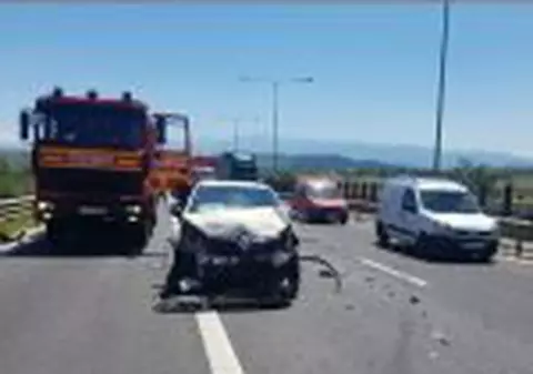 Șase răniți, după ce trei mașini s-au ciocnit pe autostrada A1 pe sensul Sibiu - Sebeș
