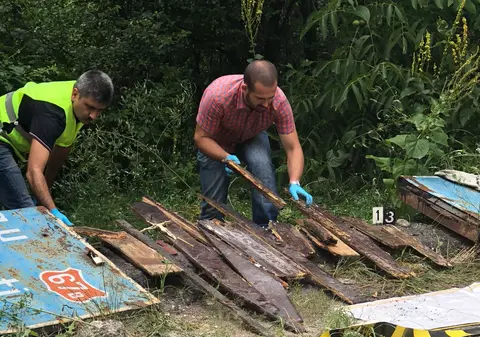 FOTO/ Au scos sicriul din groapă și l-au lăsat la marginea drumului. Descoperire „macabră” în județul Gorj