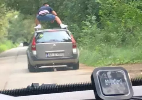 Un șofer din Arad s-a urcat pe plafon în timp ce mașina mergea. Avea și pasageri