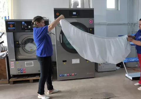 VIDEO / La spălătoria socială „Fulg de nea” lucrează cei fără o șansă pe piața muncii