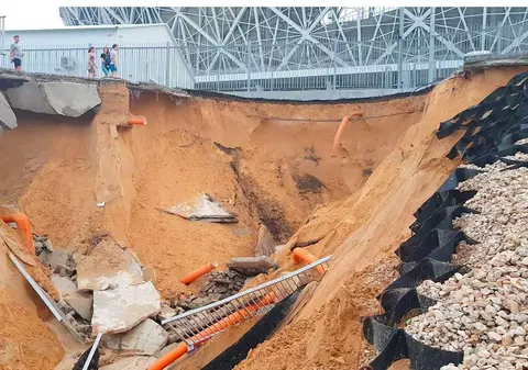 Un stadion construit pentru Cupa Mondială din Rusia s-a surpat în urma ploilor torențiale, chiar după marea finală