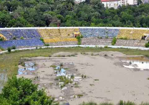 Stadionul din Bacău, orașul în care s-a născut șeful FRF, arată ca după bombardament / GALERIE FOTO