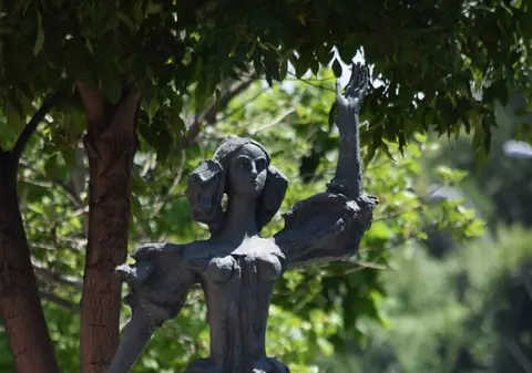 Primăria Sectorului 4 a demolat statuia “Tinerețe”, un simbol al cartierului Berceni. Cei din zonă sunt revoltați, dar PS4 promite remontarea sa