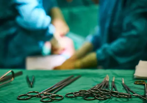 Povești dramatice în spatele anunțurilor de la mica publicitate. Când ajungi să vinzi bucăți din tine pentru ”o baie și un pat mai mare”