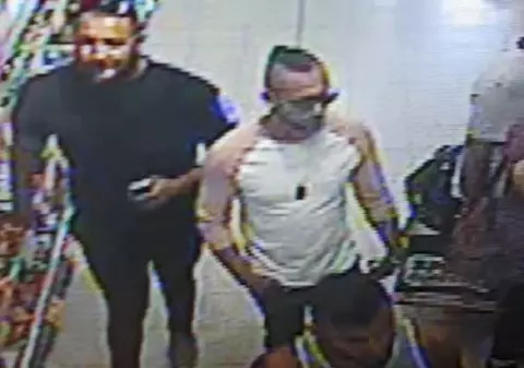 FOTO | Un băiețel de trei ani a fost atacat cu acid de către trei tineri în Marea Britanie