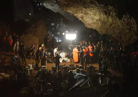 UPDATE | Opt copii au fost scoși din peștera inundată din Thailanda. Operațiunea de salvare a fost oprită