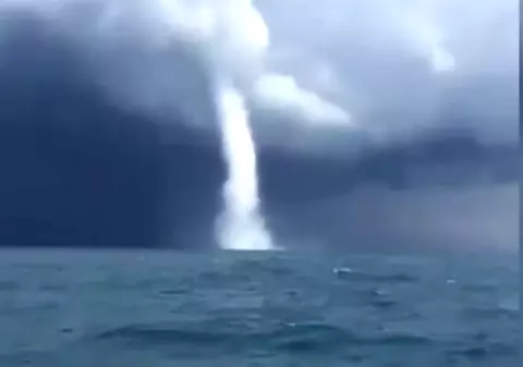 O trombă în Marea Neagră, filmată la Odesa. Imagini spectaculoase