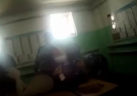 VIDEO| Acuzații de tortură într-o închisoare din Rusia. Chinurile groaznice la care a fost supus un deținut au fost filmate