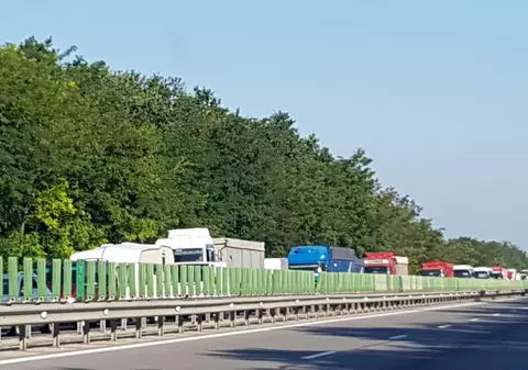 UPDATE: Traficul pe Autostrada Soarelui, blocat și joi din cauza cisternei răsturnate. Se circulă doar pe sensul către Constanța