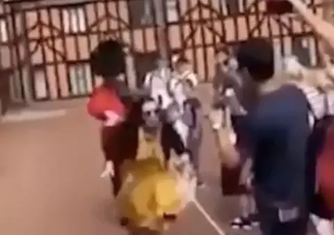 VIDEO | Un soldat din Garda Reginei a Marii Britanii a împins violent o turistă care îi stătea în drum