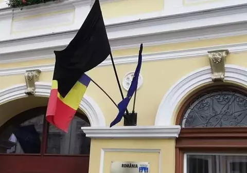 Un steag negru a fost arborat la Primăria Sfântu Gheorghe de Ziua Imnului