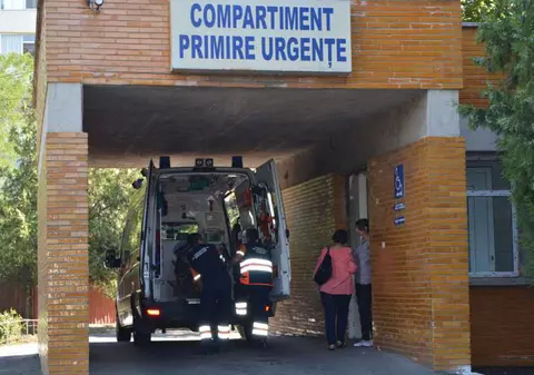 Două clanuri de rromi s-au bătut cu săbii și topoare la spitalul din Bârlad. Poliția a reținut trei persoane
