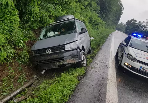 Accident în Vâlcea. Un microbuz cu nouă cetățeni bulgari a derapat din cauza vitezei și a șoselei umede