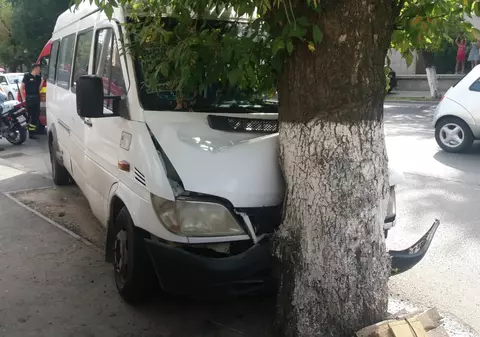 Un microbuz a intrat într-un copac pe Şoseaua Antiaeriană din Bucureşti