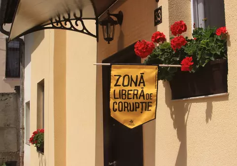 Peste 1.000 de români și-au pus pe case mesajul ”Zone libere de corupție”. Ce vor să transmită