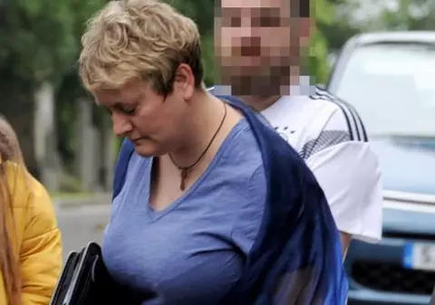 O profesoară a fost prinsă în timp ce stătea goală peste o elevă minoră