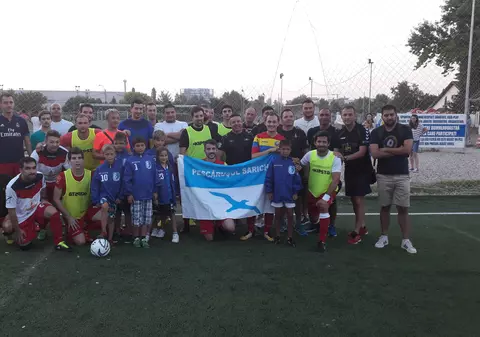 Benfica de România a jucat cu ”casa închisă” pentru micuții fotbaliști de la Sarichioi. La partida caritabilă au asistat și militarii sportivi de la Invictus