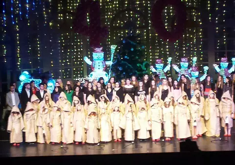 EXCLUSIV/ Copiii de la Allegretto s-au întors în România cu Trofeul celei mai mari manifestări muzicale pentru cei mici la nivel global. Au cântat la Teatrul Național din Beijing