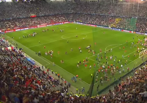 Fanii celor de la Steaua Roșie au invadat terenul după ce favoriții lor au obținut calificarea în grupele Ligii Campionilor! | VIDEO