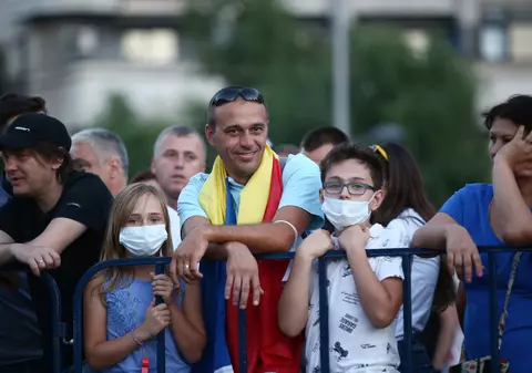 VIDEO/ Oamenii obișnuiți, bătuți și gazați vineri de forțele de ordine, s-au întors în Piața Victoriei. Au povestit pentru Libertatea prin ce au trecut