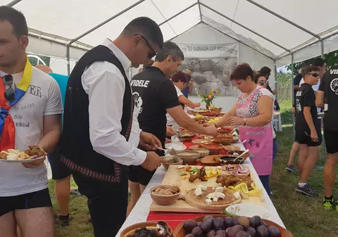 VIDEO/ Brunch oltenesc în curtea lui Moromete din satul Talpa! Cu sarmale, ciorbă, chiftele, apă rece și compot!