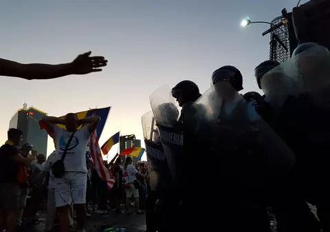 VIDEO | Victimele jandarmilor fac dezvăluiri şocante: Am fost împuşcat în stomac; mi-a explodat o grenadă la şold