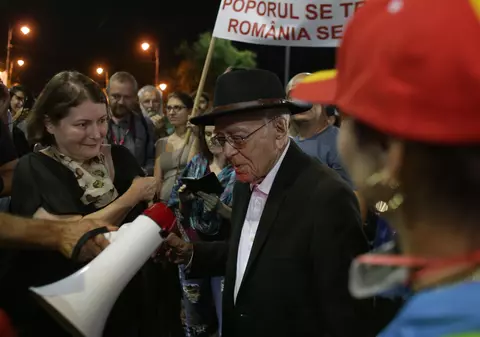 VIDEO/ Mihai Șora, prezent şi în a doua zi de proteste în Piața Victoriei. Filosoful a împărțit flori